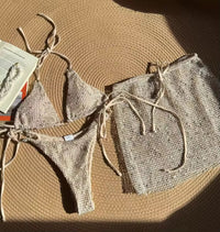 Bikini Perona Pipi Matahari Terbenam di Lautan